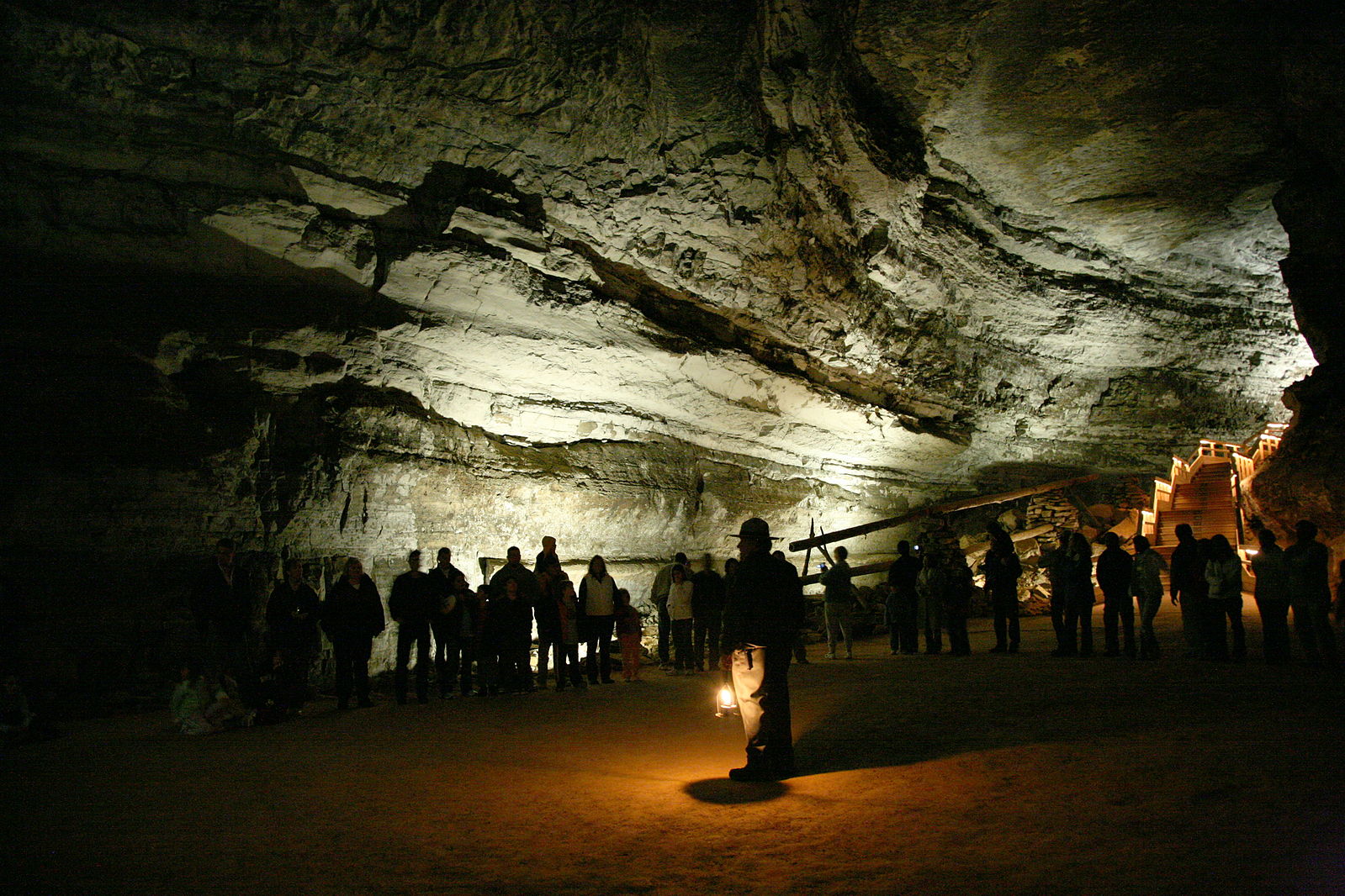 Посетители национального парка в Мамонтовой пещере. A national park ranger guiding tourists through Mammoth Cave. Автор фото:Daniel Schwen. Источник фото: https://wikimedia.org