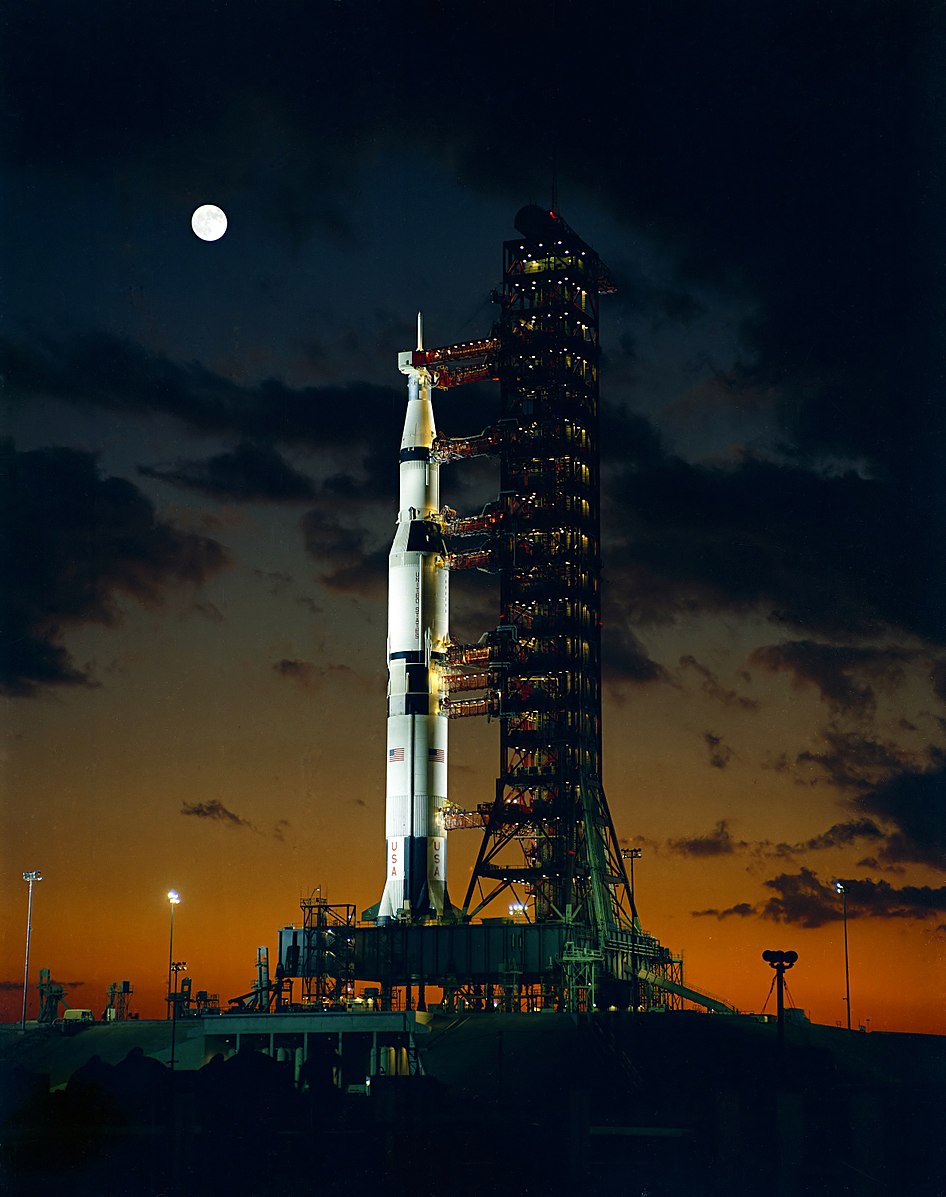 Первая ракета «Сатурн-5» (AS-501) на стартовой площадке, перед запуском «Аполлон-4». Фото НАСА