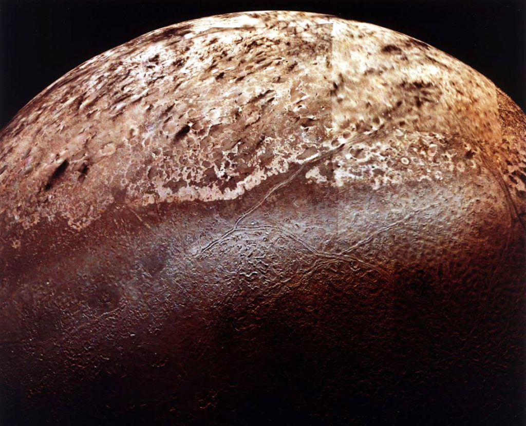 Южная полярная шапка Тритона (занимает верхнюю половину снимка). Автор: NASA/JPL [Public domain]