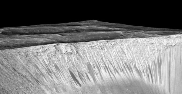 Тёмные полосы, появляющиеся из стен кратера «Гарни» имеют длину до 200 метров. Выяснилось, что они образованы потоком соленой жидкой воды