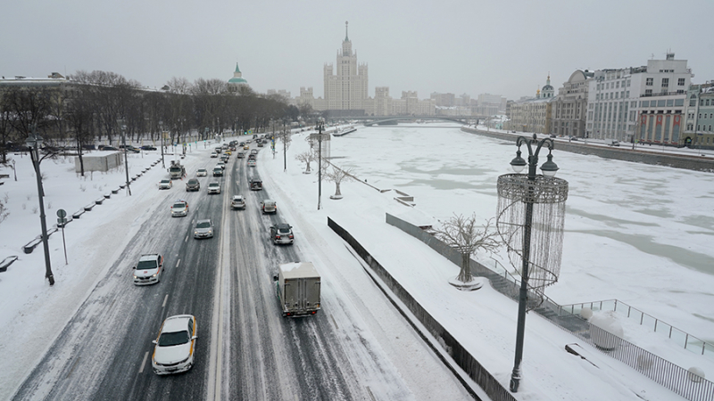Дептранс Москвы предупредил водителей о сложной обстановке на дорогах
