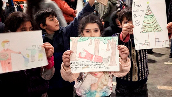 Дети мигрантов нарисовали умирающего Санту