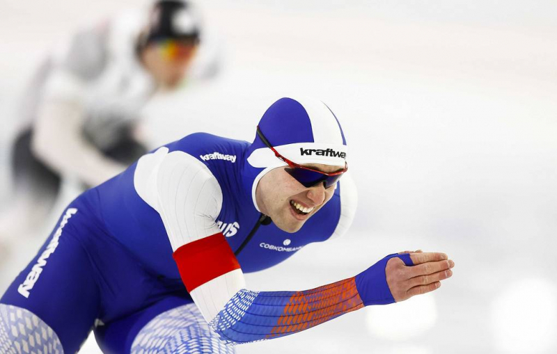 Конькобежец Муштаков занял первое место на дистанции 500 м на этапе Кубка мира

