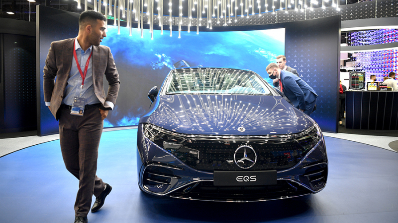 Названы сроки начала продаж электромобиля Mercedes-Benz EQS в России