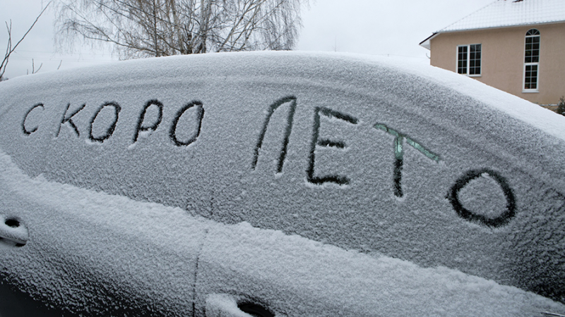 Автоэксперт предупредил об опасности снега на крыше машины