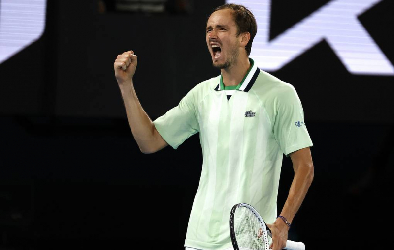 Даниил Медведев вышел в полуфинал Australian Open

