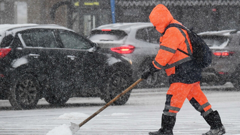Городские службы Москвы непрерывно чистят город от снега