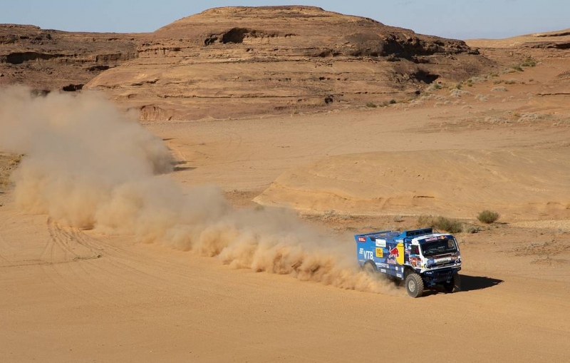 Экипаж Сотникова выиграл первый этап ралли "Дакар" в зачете грузовиков

