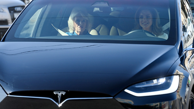 Электромобили Tesla из-за сбоя перестали пускать своих водителей в салон