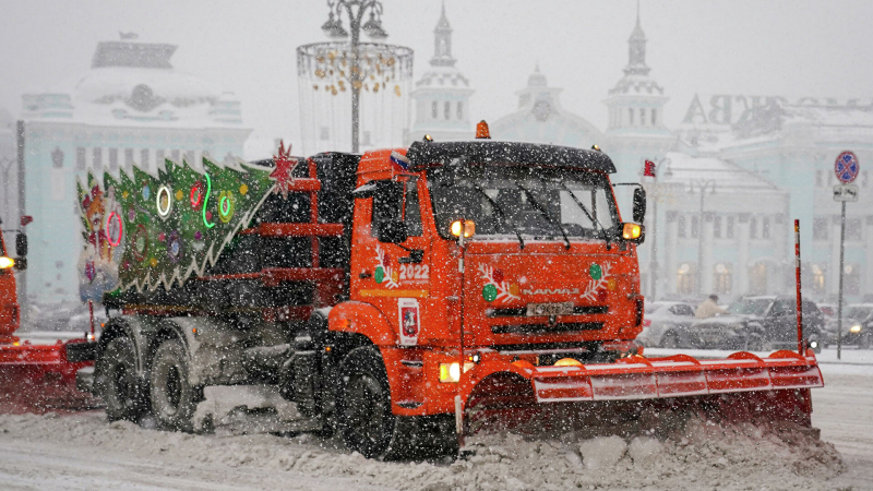 Максимальное число техники будет очищать Москву от снега, заявил заммэра 