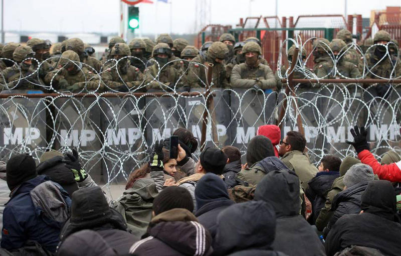 Польша обвинила Белоруссию в нападении мигрантов на силовиков