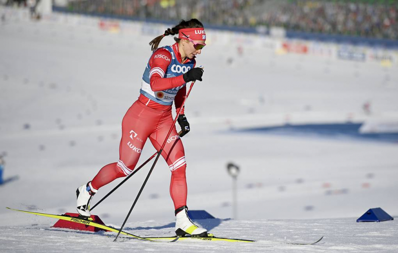 Российская лыжница Наталья Непряева выиграла масс-старт на "Тур де Ски"

