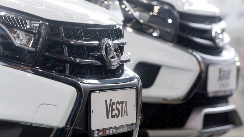 Российские продажи Lada в ноябре упали на треть
