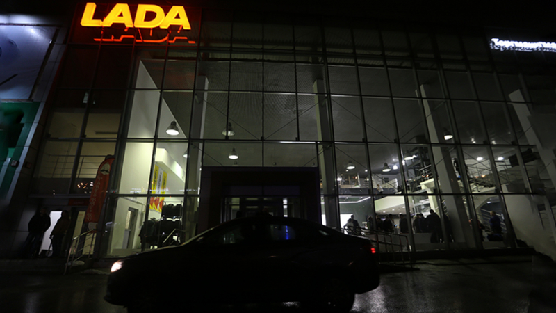 Российские продажи Lada в октябре упали на треть