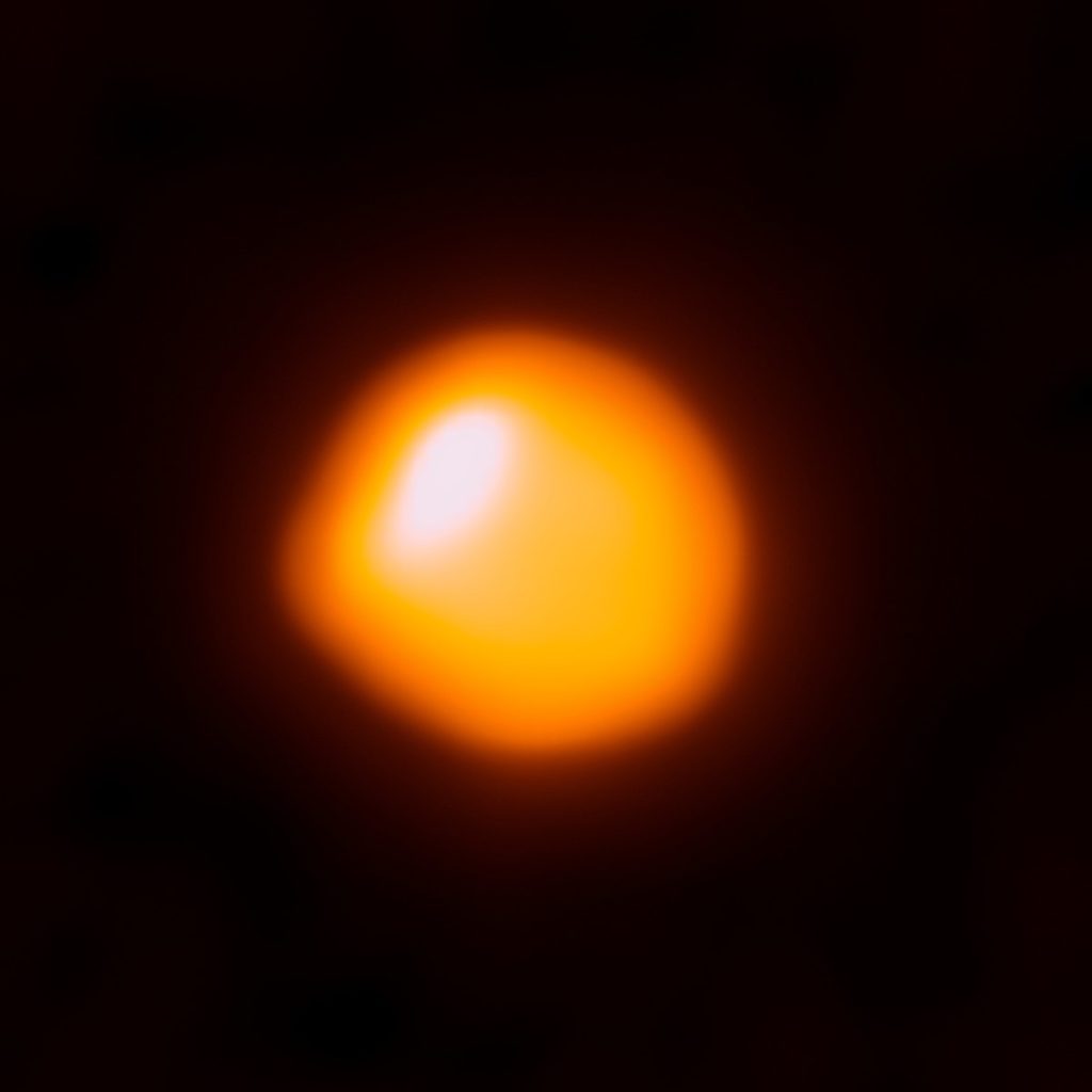 19 июня 2017 года международной группой астрономов был опубликован[12] первый детальный снимок Бетельгейзе, полученный с помощью телескопа ALMA (The Atacama Large Millimeter/submillimeter Array). Этот снимок примечателен ещё и тем, что является первым самым детальным снимком поверхности звезды, отличной от Солнца[13]. Автор: ALMA [CC BY 4.0 (https://creativecommons.org/licenses/by/4.0)]