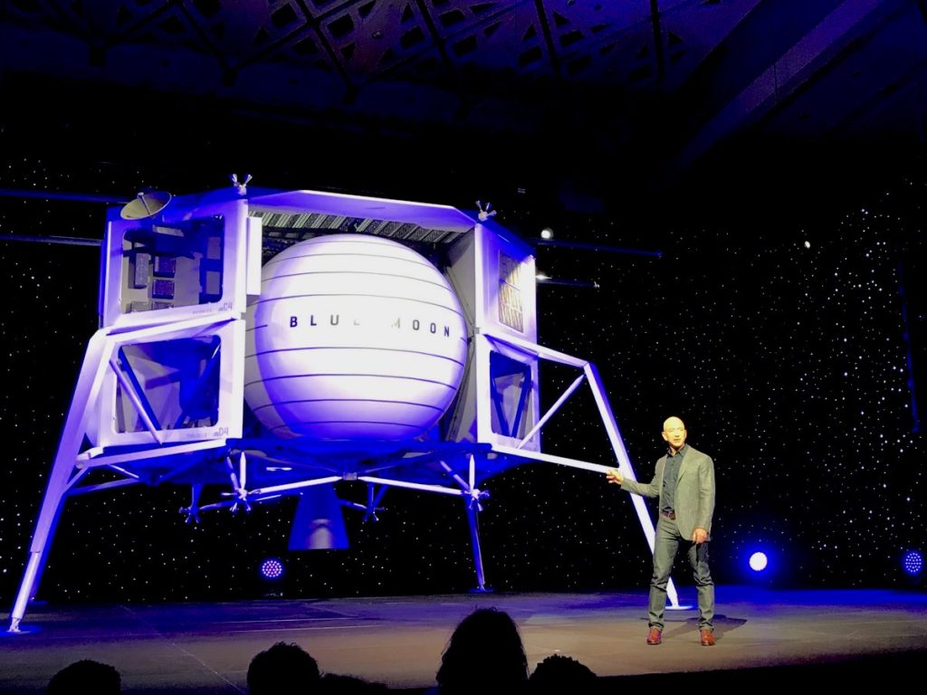 Джефф Безос на презентации "Blue moon" в Вашингтоне.  Источник фото: Stephen Clark/Spaceflight Now