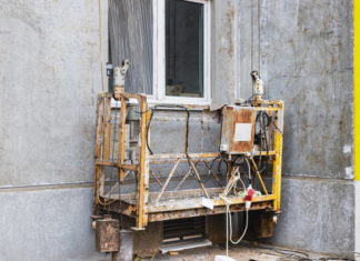 Женщина в Таиланде перерезала страховочные тросы маляров