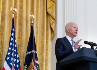 Байден принес извинения всему миру за действия Трампа