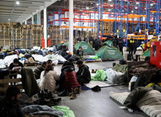 Мигрантам в Белоруссии раздали мыло и пообещали душевые на улице