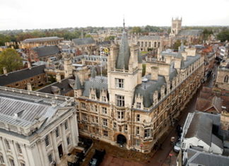 Обнаженные студенты снялись для календаря на улице