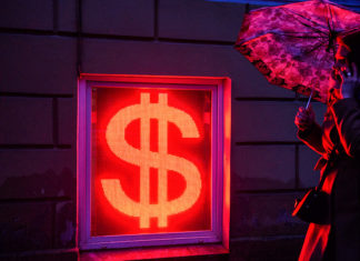 Пока вы не уснули: судьба доллара в России и закрытие телешоу «Поле Чудес»