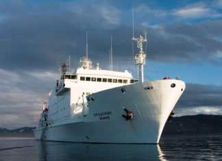 Рассчитайтесь с туристами. Почему российское судно арестовали в Дании