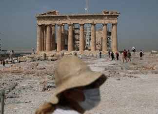 В Греции врачи тайно кололи вакцину антипрививочникам