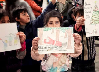 Дети мигрантов нарисовали умирающего Санту