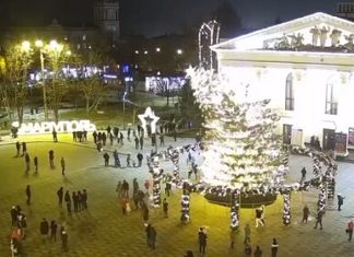 Главная новогодняя елка упала в украинском городе