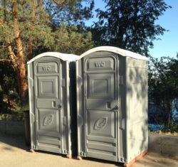 Особенности аренды биотуалетов
