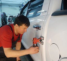 Ремонт алюминиевых дверей в автосервисе