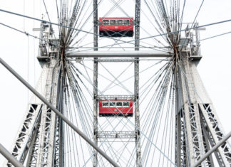 Как проходит монтаж креплений кабин главного колеса обозрения в Европе «Солнце Москвы»