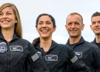 Космические туристы SpaceX выйдут в открытый космос и испытают новые скафандры