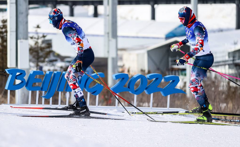 Лыжник Большунов выиграл золото в масс-старте на Олимпиаде. Якимушкин завоевал серебро

