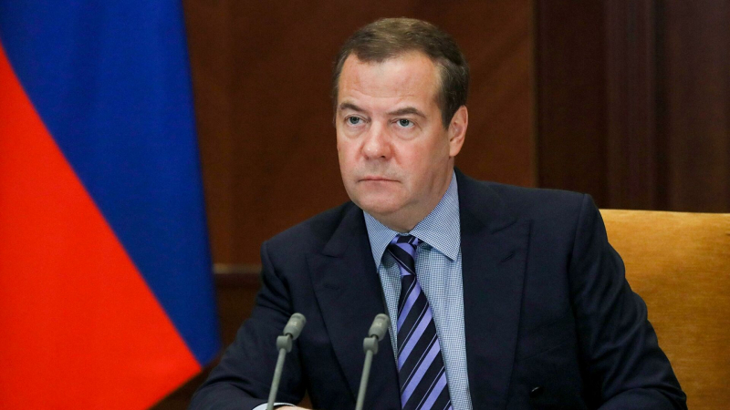 Медведев пообещал симметричный ответ на арест денег россиян за рубежом