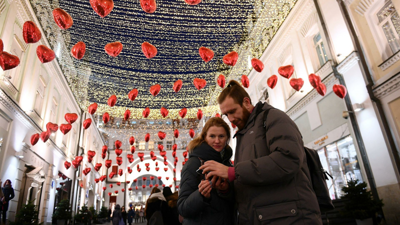 В Кремле каждый сам определяет отношение к Дню влюбленных, заявил Песков