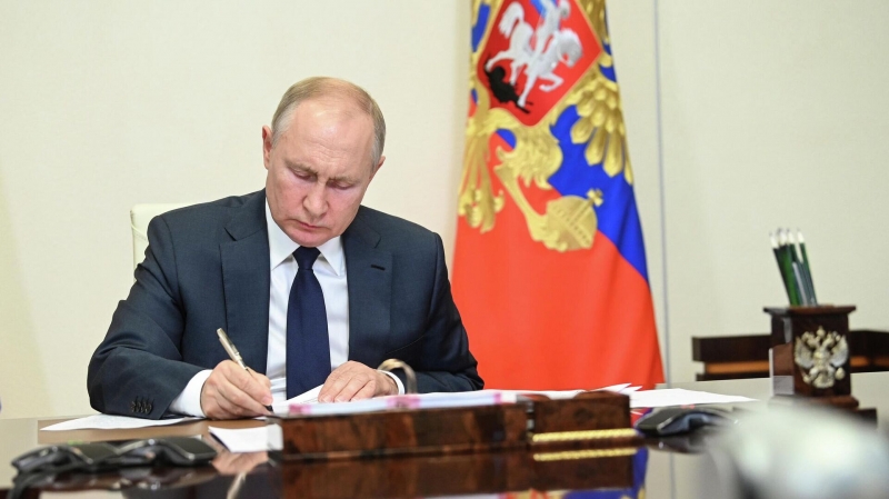 Путин наградил председателя парламента Белоруссии Кочанову Орденом Дружбы