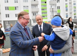 Сергей Степашин и генеральный директор публично-правовой компании Константин Цицин вручили ключи от квартир