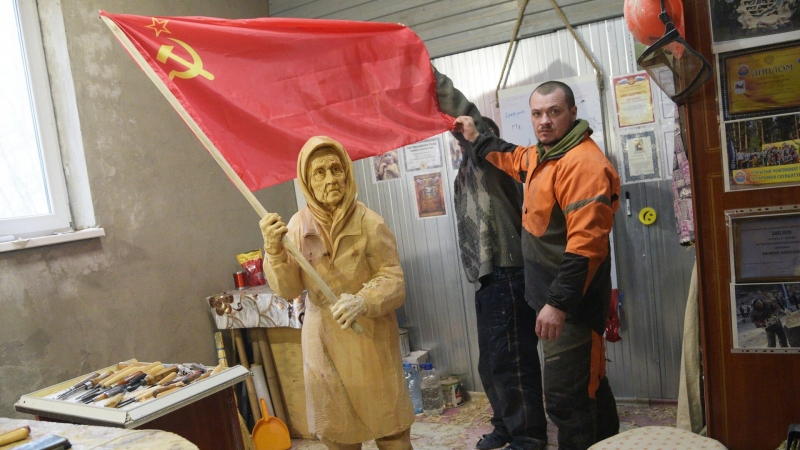 Стрит-арт с украинской бабушкой с советским флагом появился на Сахалине
