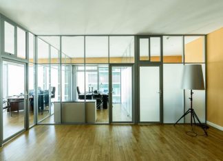 Как выбрать стеклянные перегородки в офис?