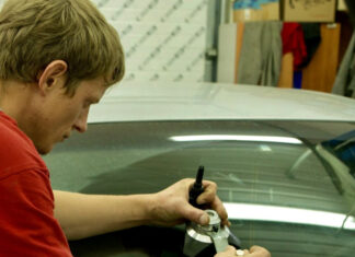 Поврежденное лобовое стекло автомобиля: ремонтировать или заменить?