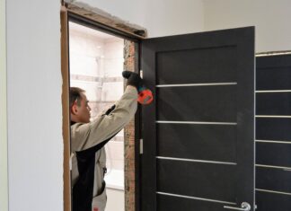 Как устанавливают входные и межкомнатные двери