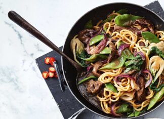 История и происхождение лапши вок: от блюда на улице до гастрономического символа