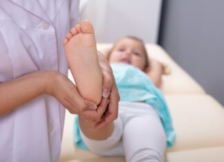 Когда и зачем обращаться в детскому ортопеду