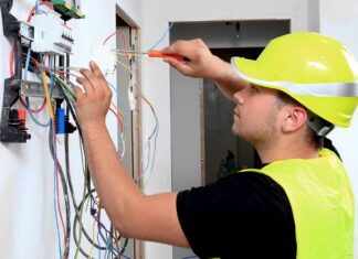 Когда и зачем вызывать электрика