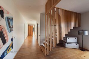 Лестничные деревянные перегородки: особенности и преимущества