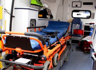 Особенности перевозки лежачих больных: что нужно знать родственникам