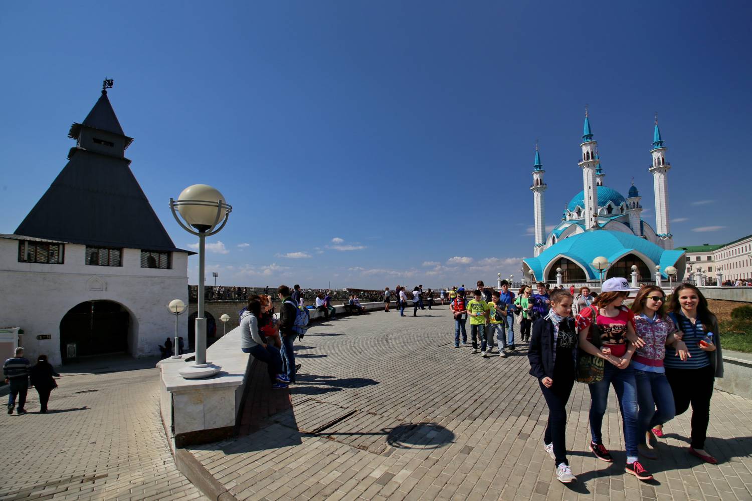 Что посетить в казани с детьми летом. Казанский Кремль Казань экскурсии. Экскурсанты Казань Кремль. Обзорная экскурсия Кремль Казань. Смотровая площадка Казань Кремль.