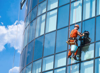 Преимущества мойки окон и фасадов высотных зданий профессионалами