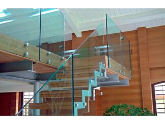 Стеклянные ограждения для лестницы – особенности выбора